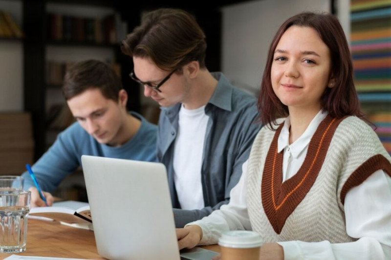 Co trzeci maturzysta wybiera pracę, ale większość wciąż planuje studia